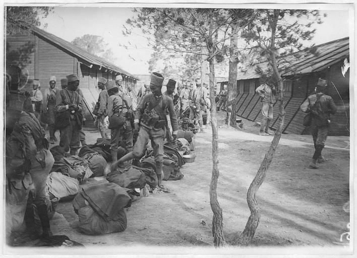 Les Somalis perçoivent leurs fournitures au camp de Fréjus, mi-1916
