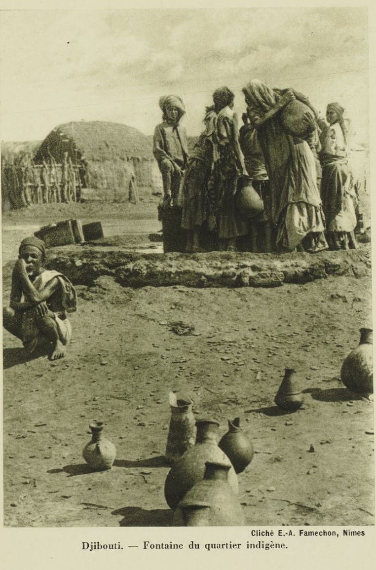 Djibouti dans les années 1910-20 : la fontaine du quartier indigène, lieu de vie et de rencontres