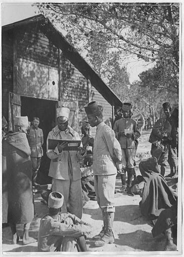 1er bataillon de tirailleurs somalis Somalis et Sénégalais devant l'infirmerie 1916-1918