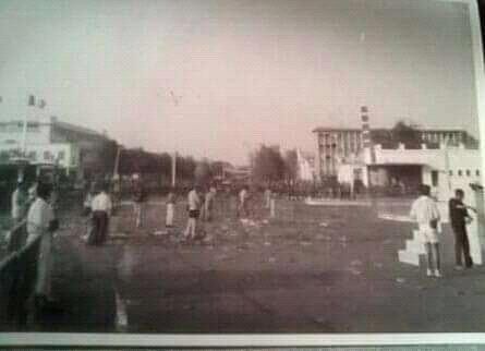 Manifestations pour l'indépendance avant le discours de De Gaulle devant l'assemblée de Djibouti en 1966.