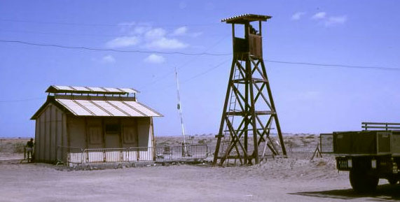 Poste de controle du Barrage de la honte en 1967.