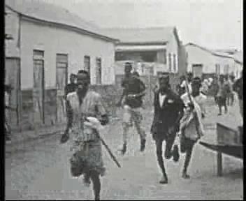 Manifestants en train de s'échapper en 1966.