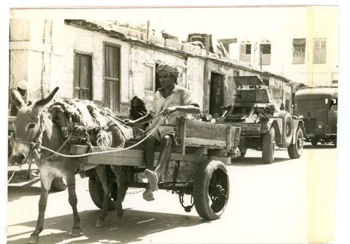 Véhicules blindés dans les rues de Djibouti en 1966