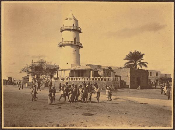 Des enfants devant la mosquée Hamoudi entre 1910-1930