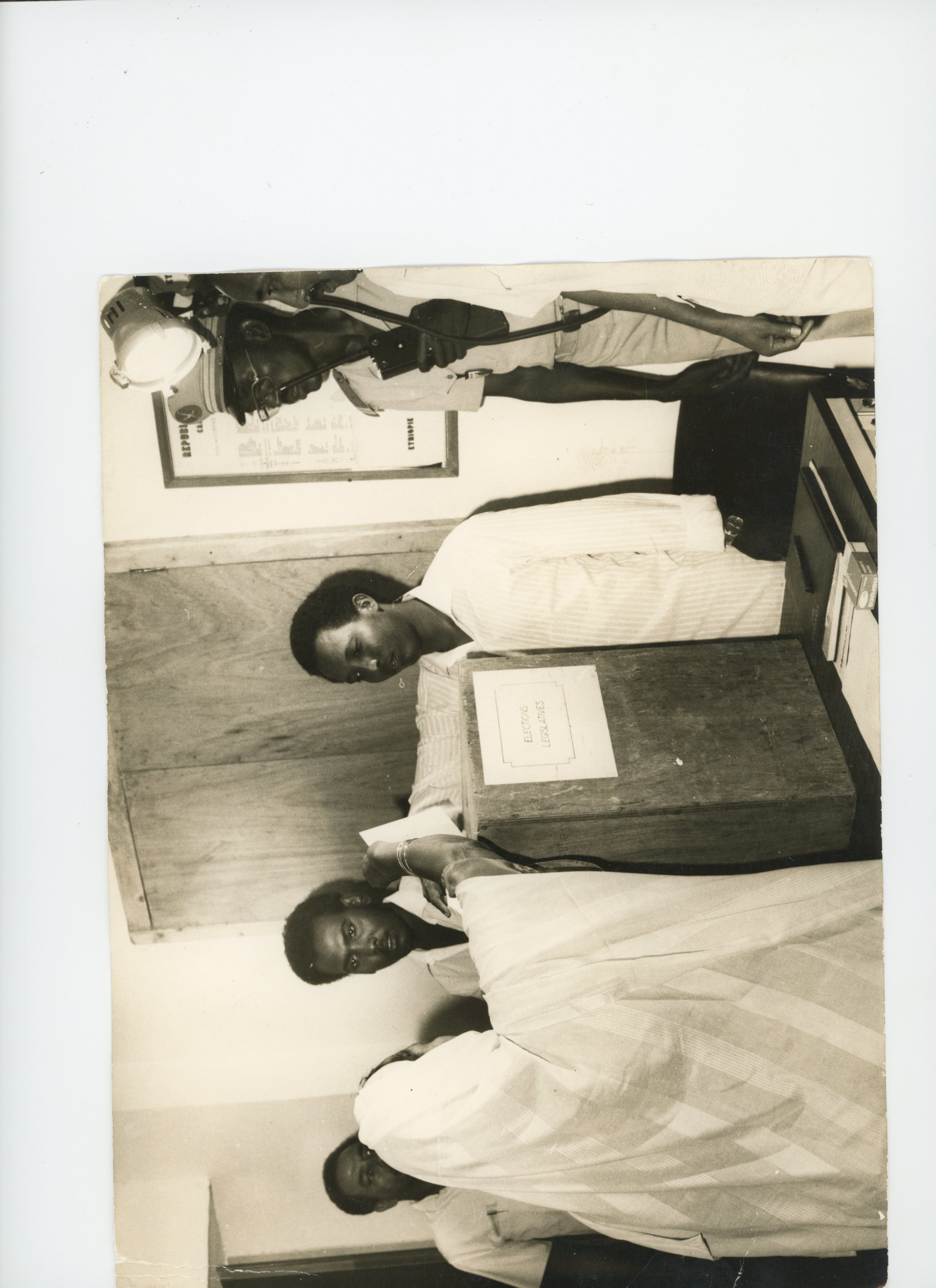 Djiboutienne en train de voter en 1977